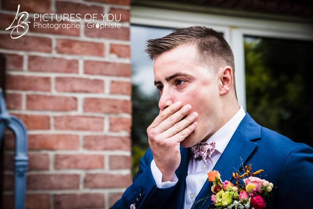 Photographe mariage remise du bouquet par Laurent Bossaert Pictures of You photographe nord pas de calais