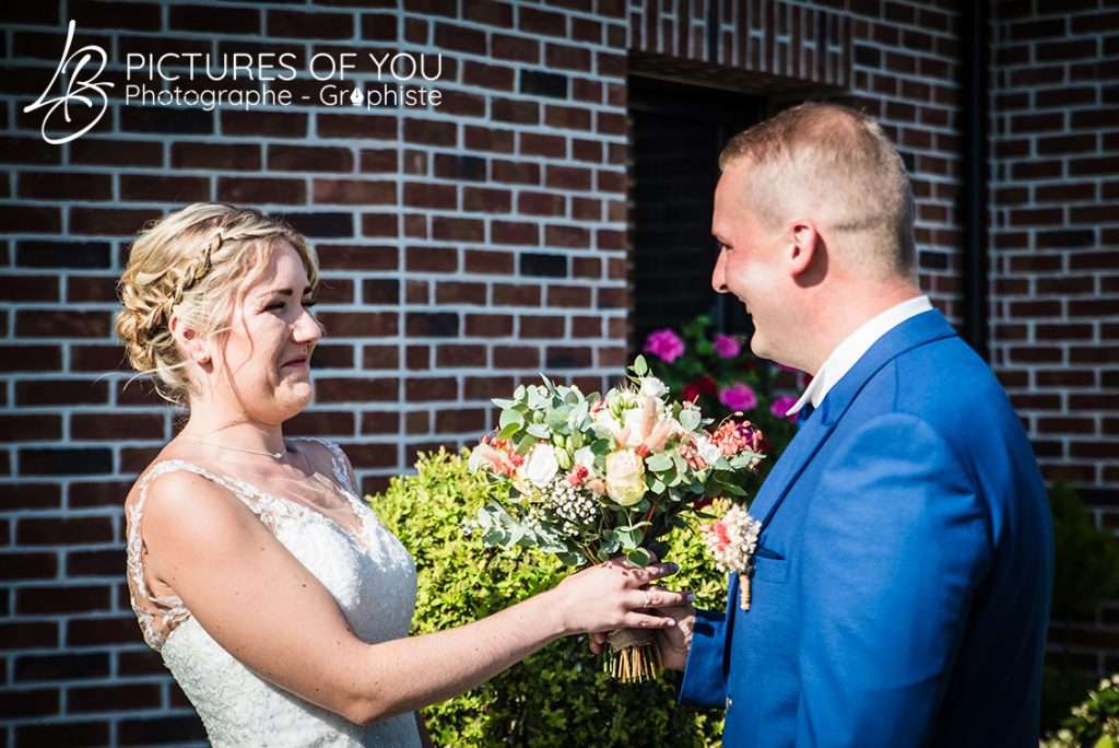Photographe mariage remise du bouquet par Laurent Bossaert Pictures of You photographe nord pas de calais
