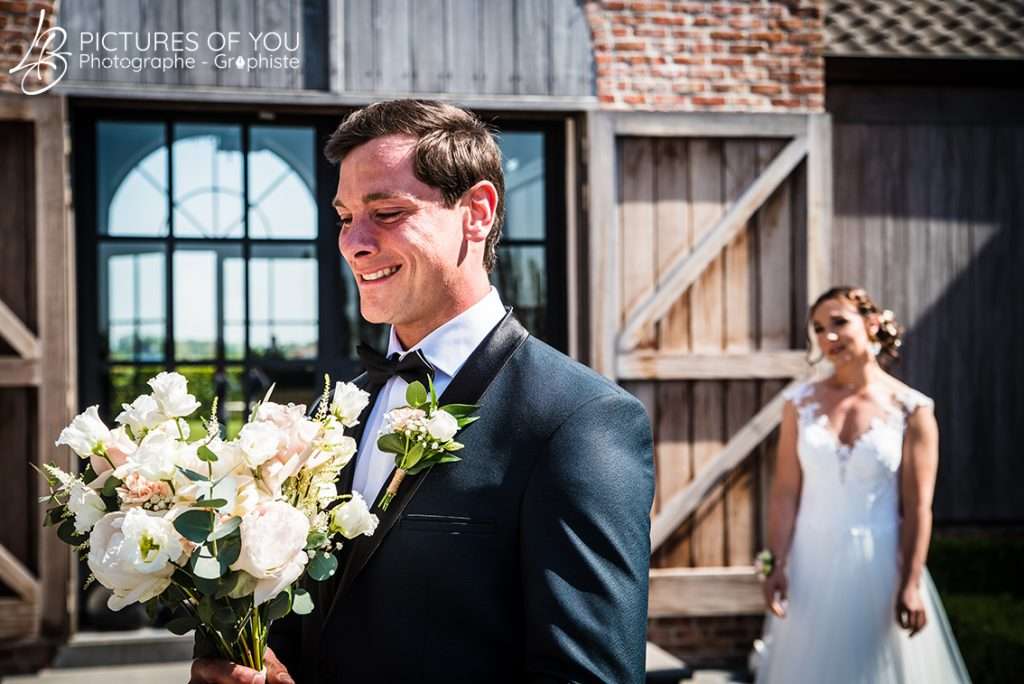 Photographe mariage remise du bouquet par Laurent Bossaert Pictures of You photographe nord pas de calais