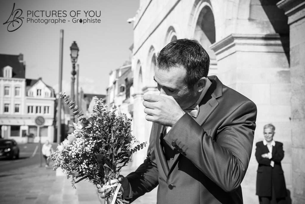 Photographe mariage remise du bouquet par Laurent Bossaert Pictures of You photographe nord pas de calais