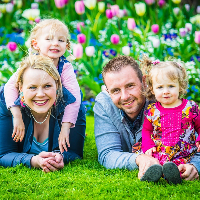 Photo de famille en mode lifestyle dans un parc par Laurent Bossaert - Photographe Nord Pas de Calais