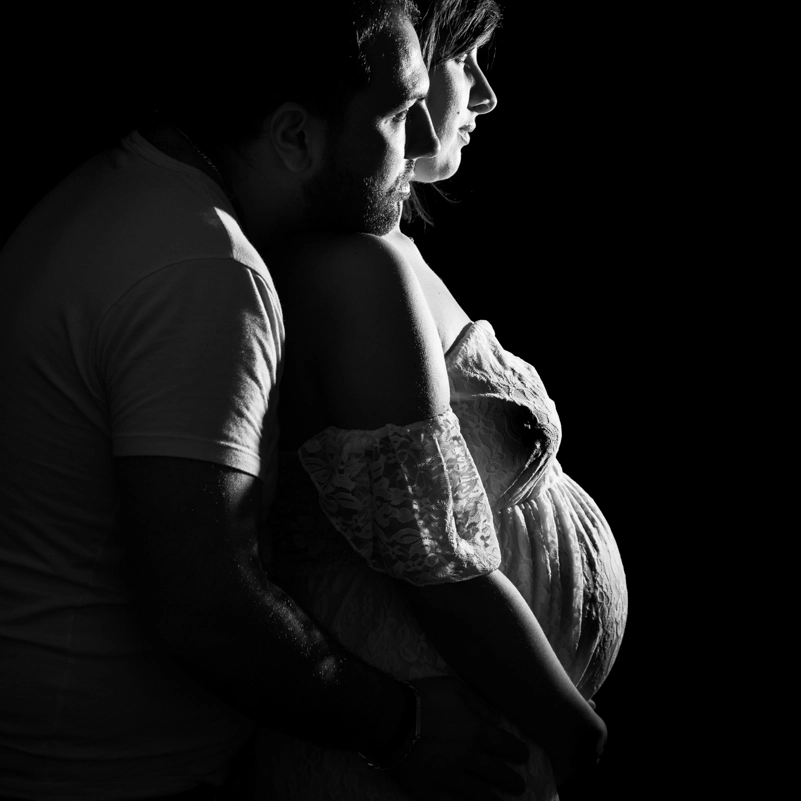 Photo de grossesse en couple et en studio par Laurent Bossaert