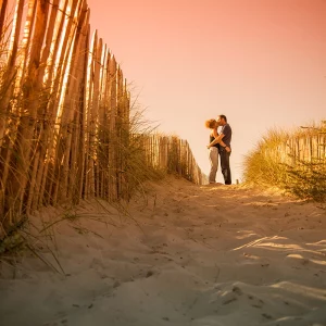 Portrait de couple en mode lifestyle à la plage par Laurent Bossaert - Photographe Nord Pas de Calais